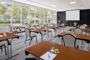 Um restaurante ou outro lugar para comer em Holiday Inn Express Dubai Internet City by IHG
