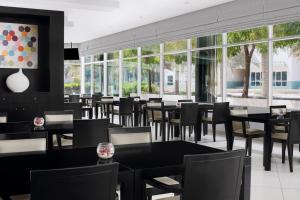 Um restaurante ou outro lugar para comer em Holiday Inn Express Dubai Internet City by IHG