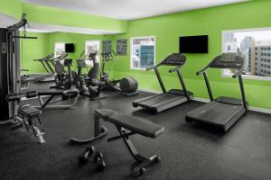 O centro de fitness e/ou as comodidades de fitness de Holiday Inn Express Dubai Internet City by IHG