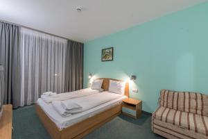 A bed or beds in a room at Hotel Iceberg Bansko