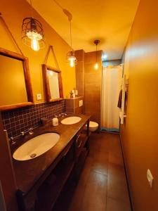 ein Badezimmer mit zwei Waschbecken und einem großen Spiegel in der Unterkunft La Chouette des Ducs, Appartement en Hypercentre in Dijon