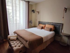ein Schlafzimmer mit einem großen Bett und einem Fenster in der Unterkunft La Chouette des Ducs, Appartement en Hypercentre in Dijon