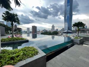 une piscine avec vue sur une ville dans l'établissement Opus Residences Warisan Merdeka by C&C Fortune, à Kuala Lumpur