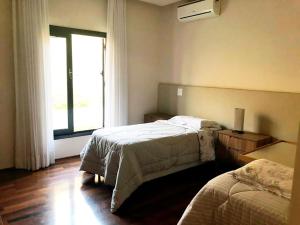 Ein Bett oder Betten in einem Zimmer der Unterkunft Casa com piscina aquecida e churrasqueira em Itu