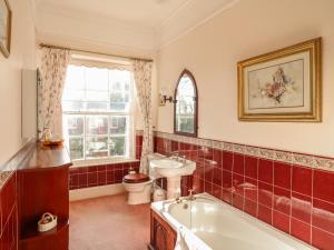 Kylpyhuone majoituspaikassa Clarence Grey House
