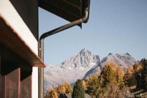 Vista generica sulle montagne o vista sulle montagne dall'interno dell'hotel