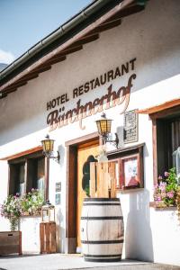 un restaurante de hotel con un cartel en el lateral de un edificio en Hotel Restaurant Bürchnerhof en Bürchen