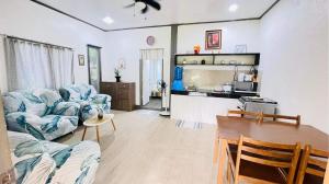 锡基霍尔Calunsag Residence的有两把椅子和一张桌子的客厅