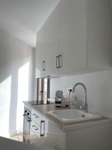 Kuchyň nebo kuchyňský kout v ubytování Carmela Apartment.