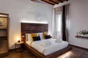 una camera con un grande letto con testiera in legno di Oro Nero Florence a Firenze