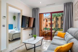 a living room with a couch and a tv at Ipanema Paradise - Apartamento de dos dormitorios en el Mar Menor in Los Alcázares
