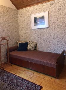 a bed sitting in a corner of a room at Visingsö Pensionat in Visingsö
