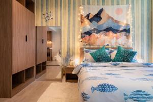 een slaapkamer met een groot bed en een schilderij aan de muur bij Lacasita Near Beach Huahin (Room564) in Hua Hin