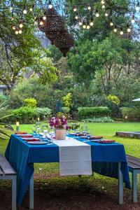 Un jardín fuera de SaffronStays Estella, Alibaug