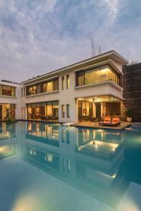 La alberca dentro o cerca de SaffronStays Estella, Alibaug