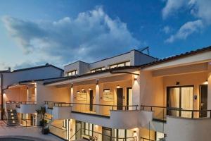 un edificio con molti balconi sopra di Melite Luxury Rooms & Apartments a Paliouri