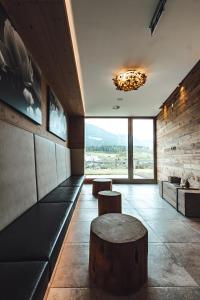 Część wypoczynkowa w obiekcie Hotel Chalets Grosslehen
