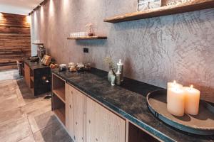 Kuchnia lub aneks kuchenny w obiekcie Hotel Chalets Grosslehen
