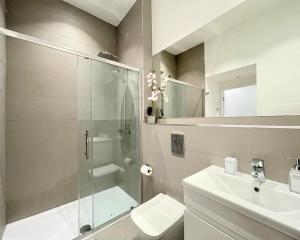 uma casa de banho com um chuveiro, um WC e um lavatório. em Chic, Newly Reno'd 1 Bed Open Plan, nr The Meadows em Edimburgo