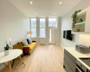 un soggiorno con divano giallo e tavolo di Chic, Newly Reno'd 1 Bed Open Plan, nr The Meadows a Edimburgo