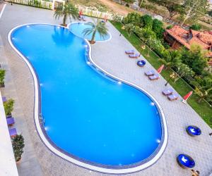 Bazén v ubytování KEP BAY HOTEL & RESORT nebo v jeho okolí
