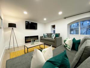 Una sala de estar con dos sofás y un televisor. en 4 Buttermere House, Cumbria with parking by Guestz, en Kirkby Thore
