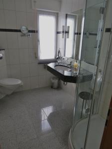 Vannituba majutusasutuses Hotel Retterath am Nürburgring
