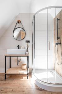 La salle de bains est pourvue d'une douche et d'un lavabo. dans l'établissement Dolina, à Zakopane