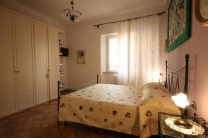 a bedroom with a bed and a window at Azzurra ideale per famiglie in Donoratico