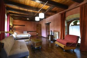 a living room with a couch and a table at palacio de Orisoain in Orísoain