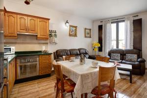 een keuken en een woonkamer met een tafel en stoelen bij Casa Nina in Uga
