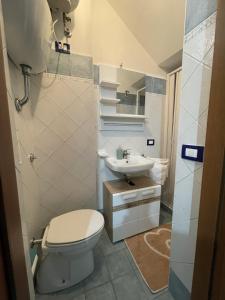 La salle de bains est pourvue de toilettes et d'un lavabo. dans l'établissement Le Casette Sul Lungomare, à Sciacca