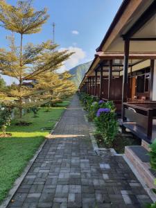 ceglany chodnik obok budynku z kwiatami w obiekcie Nusantara Hotel Sembalun w mieście Sembalun Lawang