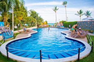 - une piscine dans un complexe avec des joueurs dans l'établissement Pousada Polymar, à Maragogi