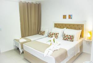 馬拉戈日的住宿－Pousada Polymar，酒店客房,设有两张床和一张沙发