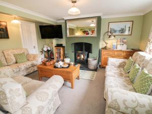 Posezení v ubytování Aditum Cottage