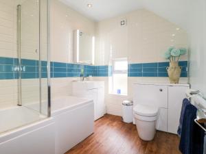 Koupelna v ubytování Aditum Cottage + 21 fotografií