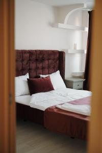 Un pat sau paturi într-o cameră la Bear's Apartment Alba Iulia