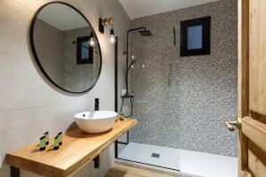 y baño con lavabo y espejo. en Sagrada266 by chicStays, en Barcelona