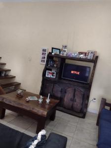 salon z telewizorem i stolikiem kawowym w obiekcie Casa em São Pedro da Aldeia w mieście São Pedro da Aldeia