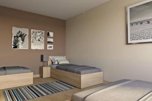 1 dormitorio con 2 camas individuales y alfombra en Apartments, Niechorze en Niechorze