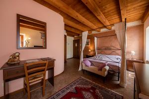 Postel nebo postele na pokoji v ubytování Agriturismo Borgo di Calmasino + 37 fotografií