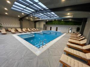 季米特洛夫格勒的住宿－SPA Kompleks Raiski Kat，大楼内带椅子的大型游泳池