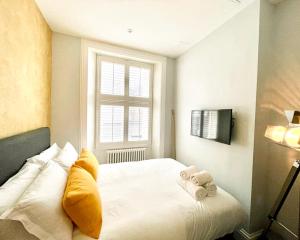 En eller flere senge i et værelse på Gorgeous 2BR & Central Edinburgh Bolt-hole