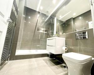 Et badeværelse på Gorgeous 2BR & Central Edinburgh Bolt-hole + 17 billeder