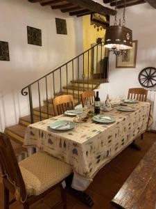 einen Esstisch mit einem Tischtuch drauf in der Unterkunft Maidalchini House in Acquapendente