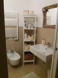 y baño con lavabo blanco y espejo. en Casa Christian & Marisa (con piscina), en Cavallino-Treporti