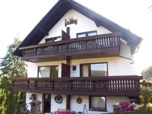 ein großes Haus mit Balkon darüber in der Unterkunft Haus Werrablick in Hannoversch Münden