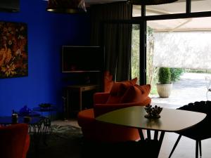 TV a/nebo společenská místnost v ubytování Suite 24