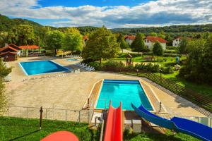 uma vista superior de uma piscina com escorrega em Villapark Vargesztes em Várgesztes